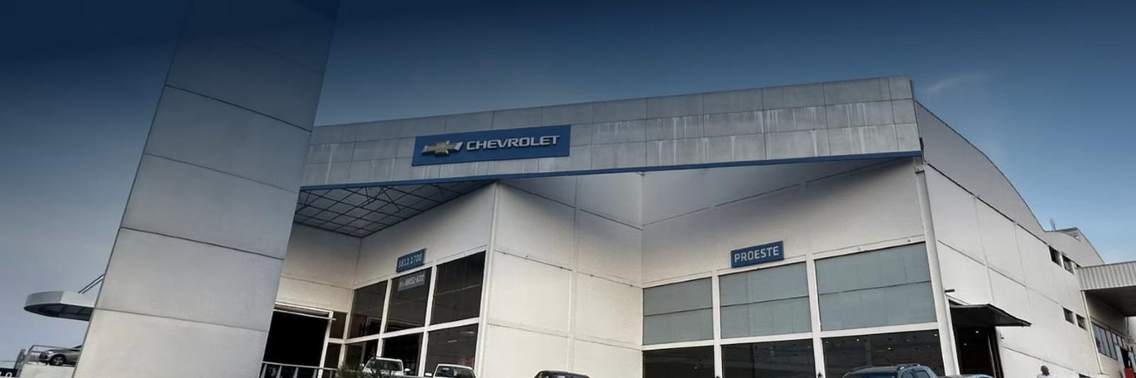 Fachada da Proeste Chevrolet em Botucatu ao entardecer